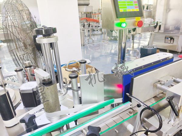 星火四川圓瓶貼標(biāo)機(jī)實(shí)拍圖