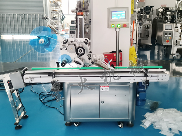 平面貼標(biāo)機(jī)實(shí)拍圖