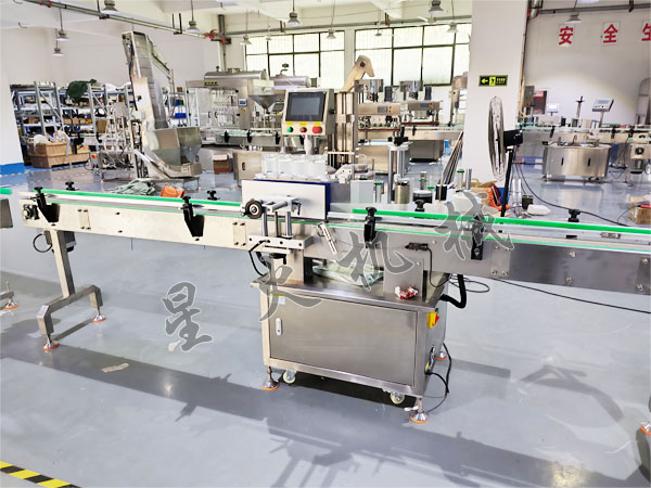 全自動(dòng)圓瓶貼標(biāo)機(jī)實(shí)拍圖