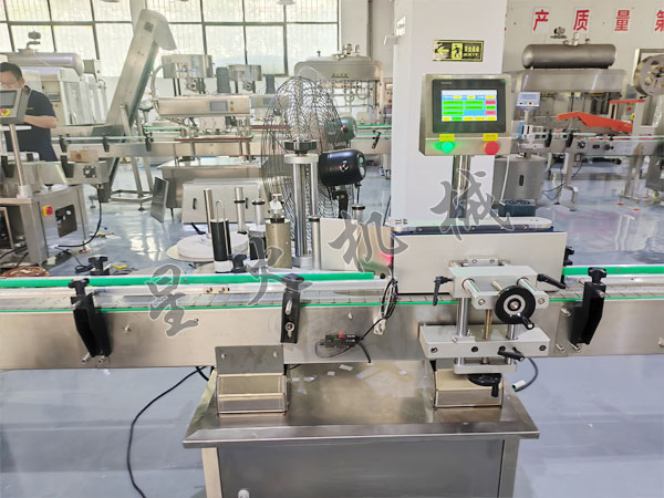 全自動(dòng)搓滾式圓瓶貼標(biāo)機(jī)實(shí)拍圖