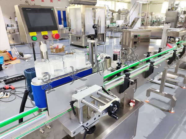 全自動(dòng)搓滾式圓瓶貼標(biāo)機(jī)實(shí)拍圖