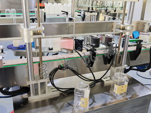 成都全自動(dòng)貼標(biāo)機(jī)實(shí)拍圖