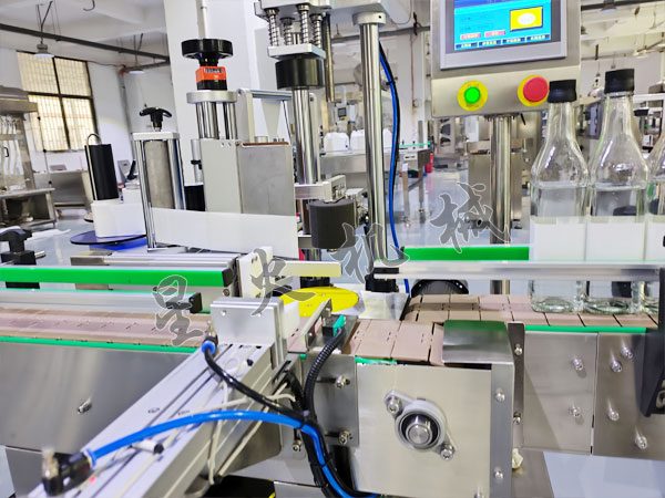 酒瓶自動(dòng)貼標(biāo)機(jī)實(shí)拍圖