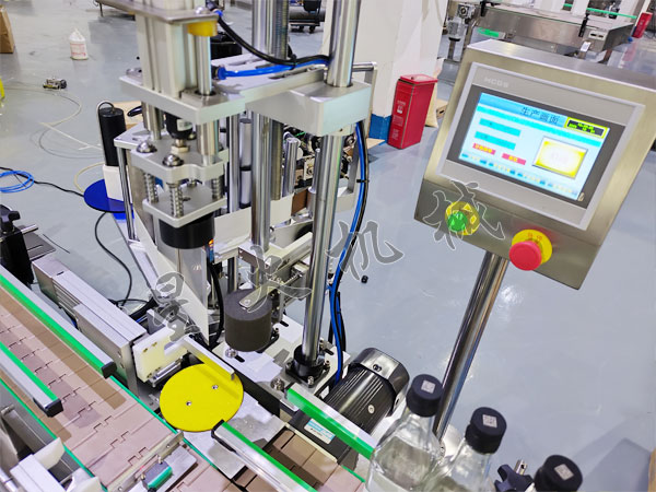 酒瓶自動(dòng)貼標(biāo)機(jī)實(shí)拍圖