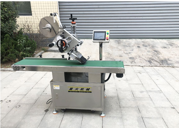 平面貼標機設(shè)備-全自動平面不干膠貼標機生產(chǎn)廠家實拍圖