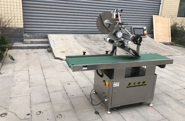 多功能平面貼標(biāo)機(jī)實(shí)拍圖