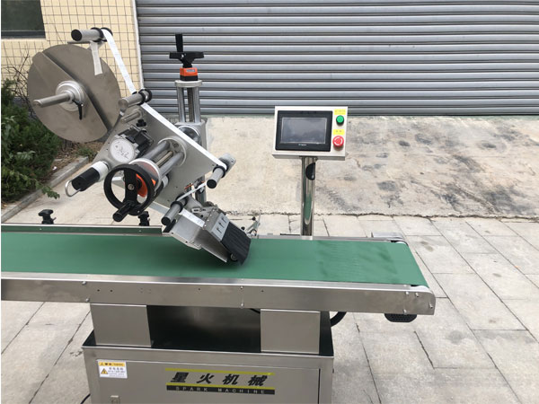 開全自動(dòng)不干膠平面貼標(biāo)機(jī)實(shí)拍圖