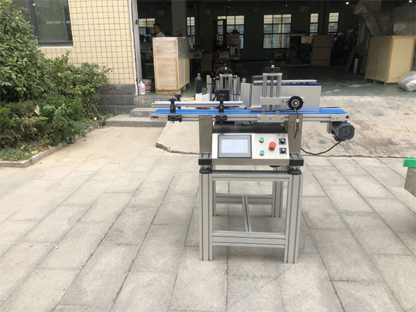 平面貼標(biāo)機(jī)-全自動雙側(cè)平面貼標(biāo)機(jī)設(shè)備實(shí)拍圖
