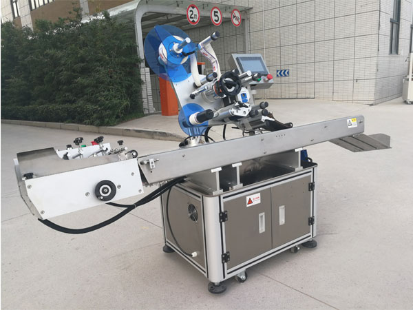 全自動平面貼標(biāo)機實拍圖